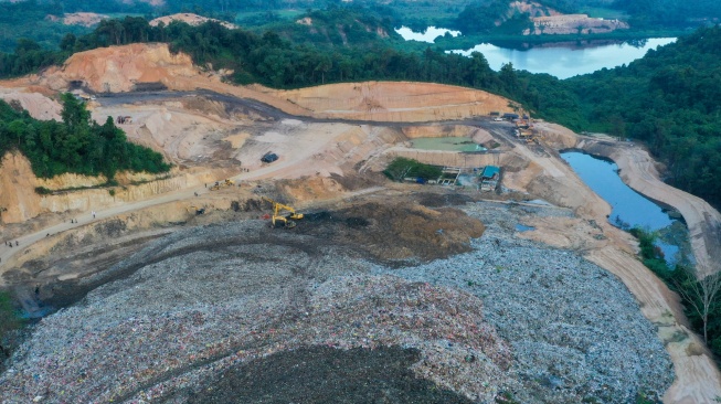 Foto udara petugas mengoperasikan eskavator di Tempat Pemrosesan Akhir (TPA) di Sambutan, Samarinda, Kalimantan Timur, Kamis (3/7/2025).[ANTARA FOTO/M Risyal Hidayat/nz]