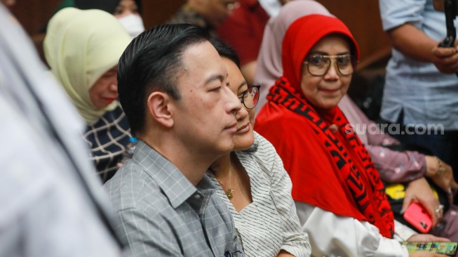 Terdakwa Mantan Menteri Perdagangan Thomas Trikasih Lembong atau Thom Lembong ditemani istrinya, Francisca Wihardja bersiap menjalani sidang pembacaan tuntutan di Pengadilan Tipikor, Jakarta, Jumat (4/7/2025). [Suara.com/Alfian Winanto]
