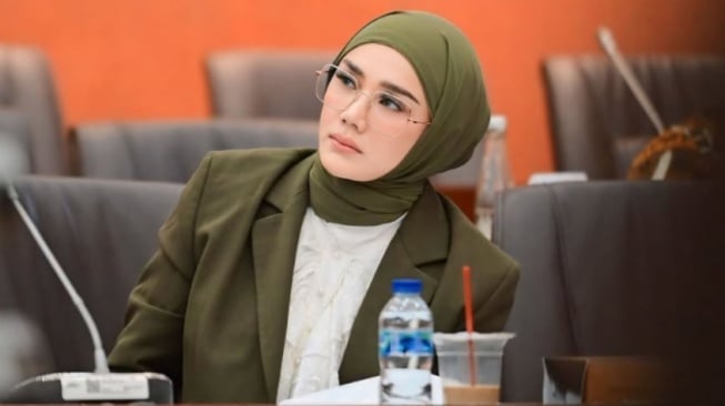 Ahmad Dhani Serang Maia Estianty, Mulan Jameela Nangis Bahas Cinta Palsu Hingga Pengkhianatan