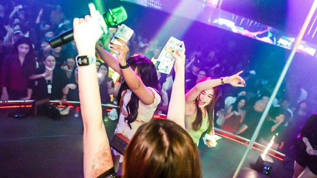 Nathalie Holscher kembali pamer uang hasil saweran jadi DJ (Instagram)