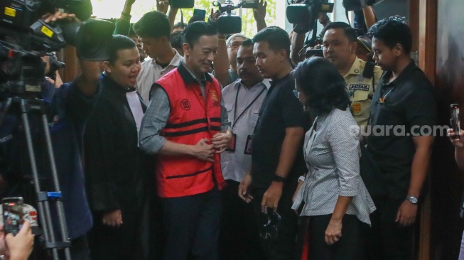Terdakwa Mantan Menteri Perdagangan Thomas Trikasih Lembong atau Thom Lembong bersiap menjalani sidang pembacaan tuntutan di Pengadilan Tipikor, Jakarta, Jumat (4/7/2025). [Suara.com/Alfian Winanto]
