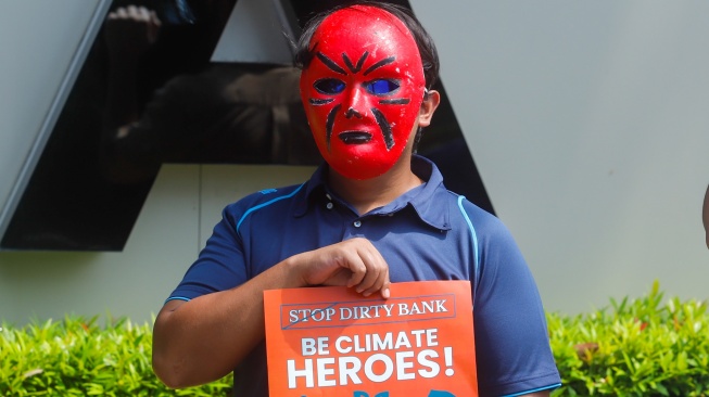 Sejumlah aktivis dari Enter Nusantara melakukan aksi teatrikal di depan Graha BNI, Jakarta, Jumat (4/7/2025). [Suara.com/Alfian Winanto]