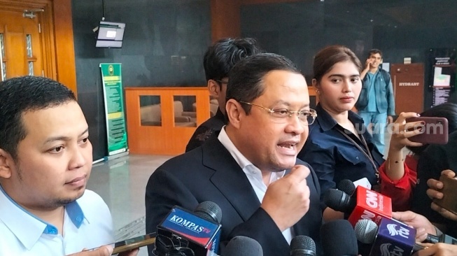Kuasa Hukum eks Menteri Perdagangan Thomas Trikasih Lembong alias Tom Lembong, Ari Yusuf Amir jelang sidang tuntutan kasus suap impor gula yang digelar di Pengadilan Tipikor Jakarta, Jumat (4/7/2025). (Suara.com/Dea)
