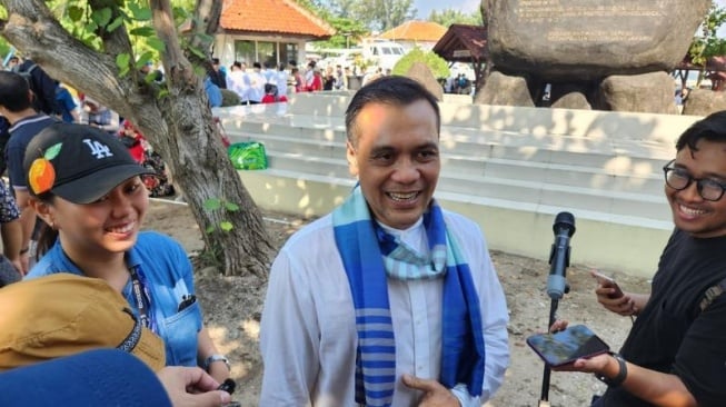 Staf Khusus Gubernur Bidang Komunikasi Publik, Chico Hakim menyampaikan keterangan kepada awak media di Pulau Onrust, Kepulauan Seribu, Jakarta, Jumat (4/7/2025). [Suara.com/Fakhri]