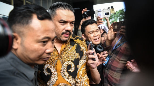 Menteri UMKM Maman Abdurrahman berjalan meninggalkan gedung Merah Putih KPK usai memberikan klarifikasi di Jakarta, Jumat (4/7/2025). [ANTARA FOTO/Hafidz Mubarak A/nym]