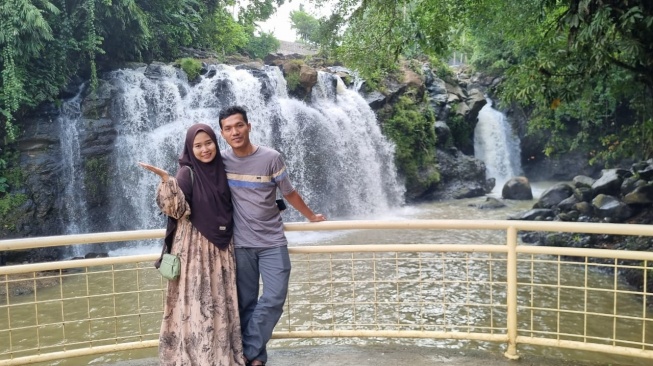 Pesona Curug Goong di Mandalawangi, Pandeglang, Banten menjadi salah satu destinasi liburan keluarga. [Hairul Alwan/Suara.com]