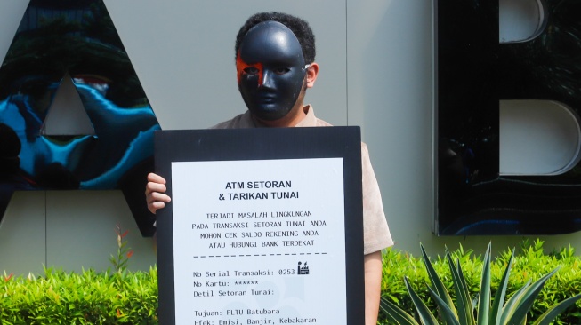Sejumlah aktivis dari Enter Nusantara melakukan aksi teatrikal di depan Graha BNI, Jakarta, Jumat (4/7/2025). [Suara.com/Alfian Winanto]
