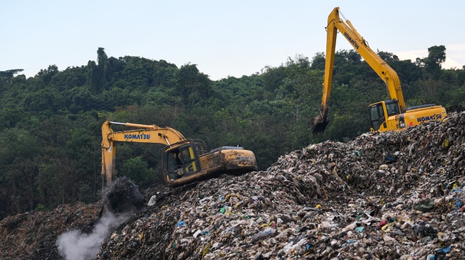 Petugas mengoperasikan eskavator di Tempat Pemrosesan Akhir (TPA) di Sambutan, Samarinda, Kalimantan Timur, Kamis (3/7/2025).[ANTARA FOTO/M Risyal Hidayat/nz]