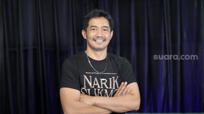 Bintang film Narik Sukmo, Yama Carlos saat datang ke kantor Suara.com kawasan Kuningan, Jakarta Selatan pada Jumat, 27 Juni 2025 [Suara.com/Ramadhani Adi Nugroho]