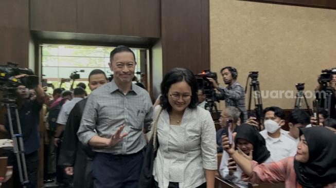 Terdakwa Tom Lembong didampingi istri Franciska Wihardja menjelang pembacaan tuntutan dari jaksa penuntut umum terkait kasus dugaan suap impor gula di Kemendag. Agenda sidang tuntutan terhadap Tom Lembong digelar di Pengadilan Tipikor Jakarta pada Jumat (4/7/2025). (Suara.com/Dea)