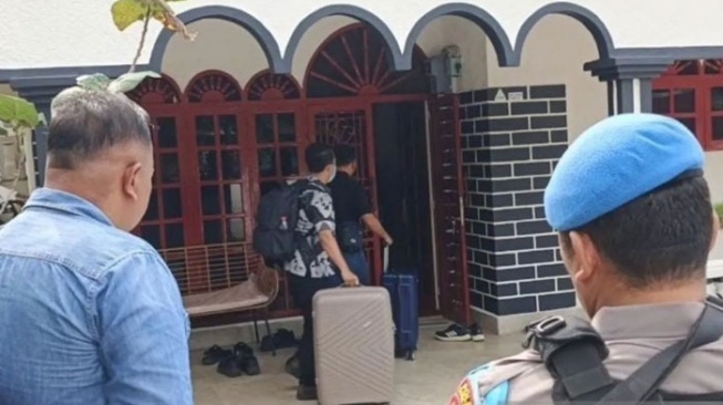 KPK Geledah Rumah Dirut PT DNG yang Kena OTT Bareng Kadis PUPR Topan Ginting