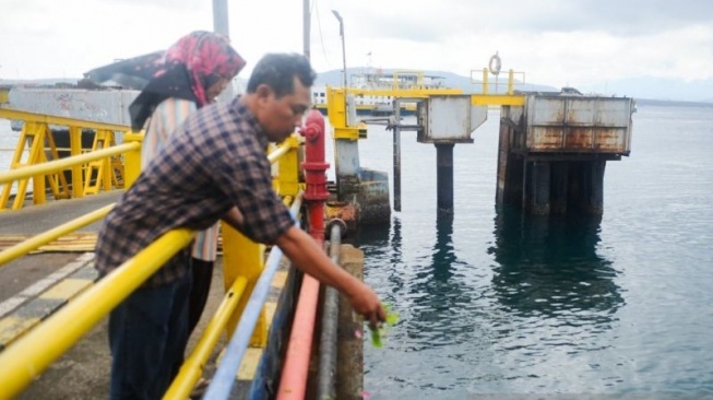 Tabur Bunga di Selat Bali, Harapan Keluarga Bertarung dengan Kenyataan
