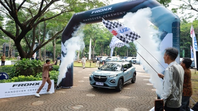 PT Suzuki Indomobil Sales (SIS) hari ini menyerahkan sebanyak 55 unit perdana Suzuki Fronx kepada para konsumen yang berlangsung di kawasan Senayan, Jakarta Pusat. (Foto: Suzuki Indonesia)