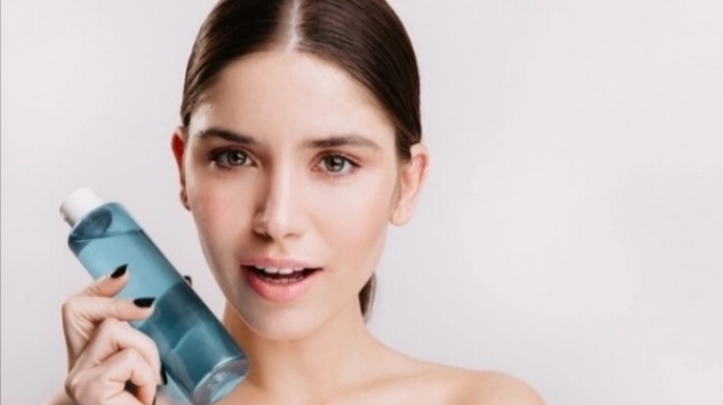 Bye Kulit Kusam! Ini 4 Toner Kandungan Alpha Arbutin untuk Mencerahkan