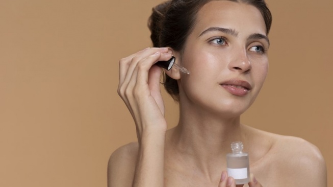 7 Pilihan Serum Mencerahkan Wajah Paling Ampuh, Cuma Modal Rp10 Ribuan Kulit Auto Glowing!