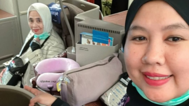 Suci Novikana, akrab dipanggil “Cici” (38 Thn) yang berangkat mendampingi Ibunda tercintanya Siti Nurbaja (69 Thn) di Kloter 36 Upg [SuaraSulsel.id/Humas Kemenag Sulsel]