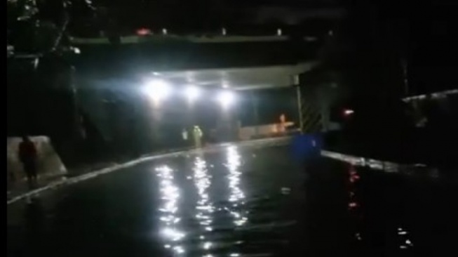 Suasana Terowongan Cawang yang diterjang banjir pada Minggu (6/7/2025) malam. [Akun X TMCPoldaMetro]
