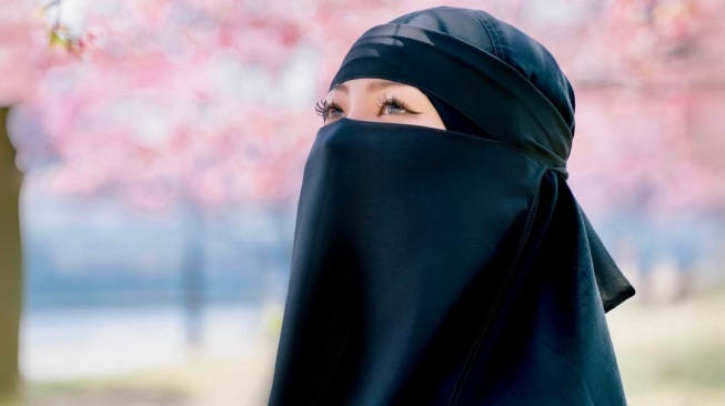 Dari ChatGPT hingga Cahaya Bulan, Rae Lil Black Ungkap Filosofi Nama Panggung dan Hijrahnya