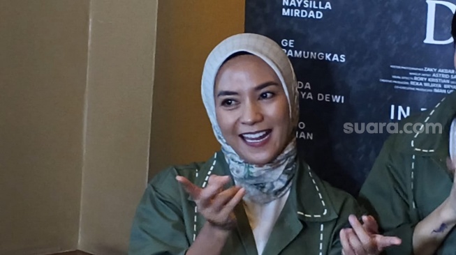 Enno Lerian dalam perilisan trailer dan poster film Hanya Namamu Dalam Doaku di XXI Plaza Senayan, Jakarta, 3 Juli 2025. [Suara.com/Adiyoga Priyambodo]