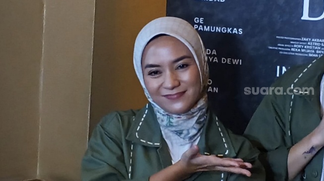 Enno Lerian dalam perilisan trailer dan poster film Hanya Namamu Dalam Doaku di XXI Plaza Senayan, Jakarta, 3 Juli 2025. [Suara.com/Adiyoga Priyambodo]