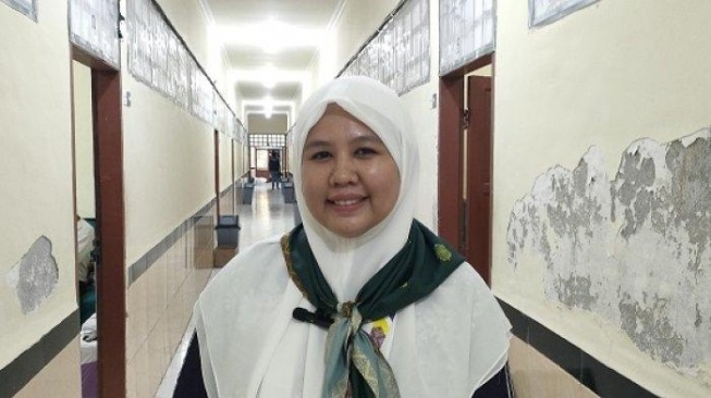 Suci Novikana, akrab dipanggil “Cici” (38 Thn) yang berangkat mendampingi Ibunda tercintanya Siti Nurbaja (69 Thn) di Kloter 36 Upg [SuaraSulsel.id/Humas Kemenag Sulsel]