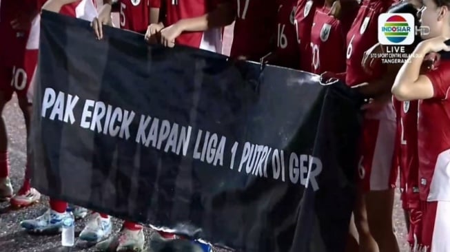 Pemain Timnas Putri Indonesia Demo Erick Thohir, Spanduk Langsung Dirampas!
