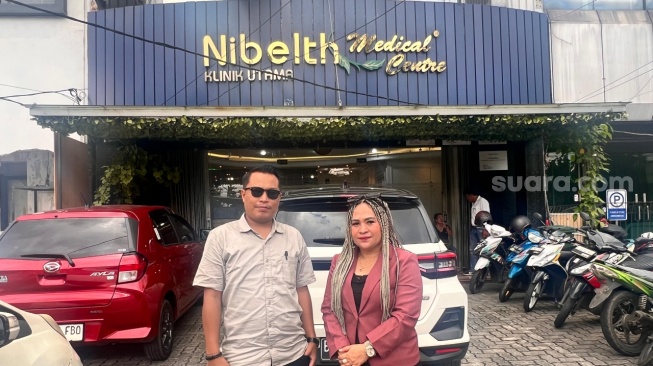 Tino Heidel Ampulembang (kiri) bersama Sepmi Safarina (kanan) saat mendatangi klinik Nibelth beberapa waktu lalu. [Ist]