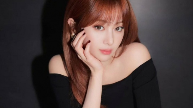 4 Gaya Kasual ala Yunjin LE SSERAFIM, Simpel dan Tetap Fashionable
