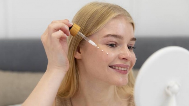 Ilustrasi wanita pakai serum (freepik.com)