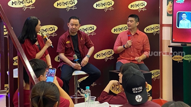 Chef Arnold Poernomo dalam “Peluncuran Merek dan Produk Mie Instan Baru dari Momogi Signature". [Suara.com/Fajar Ramadhan]