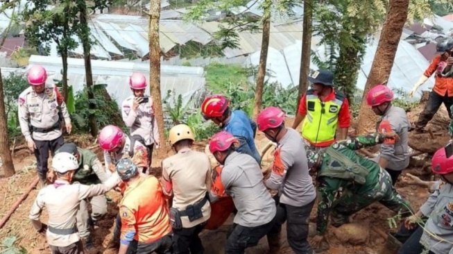 Puncak Berduka! Banjir dan Longsor Renggut 3 Nyawa, Santri hingga Pemancing Jadi Korban