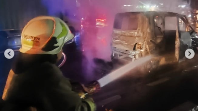 Mobil listrik Wuling Air EV terbakar di Bandung pada Sabtu 5 Juli 2025. [Instagram/Dinas Pemadam Kebakaran Kota Bandung UPTD Selatan]