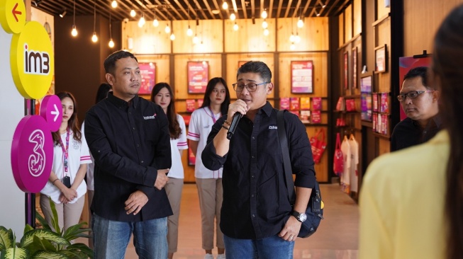 SVP-Head of Region Bali Nusra, Julandi George Fransiskus saat di gerai IM3 dan 3Store yang baru di relaunching, Sabtu (5/7/2025) [Istimewa]