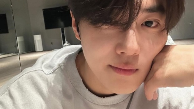 Stylish dan Nyaman, Ini 4 Gaya Kasual Chic ala Suho EXO yang Bisa Kamu Tiru