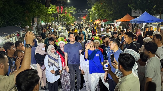 Lucky Hakim mengunjungi Car Free Night di Indramayu bersama ratusan warga. [Instagram]