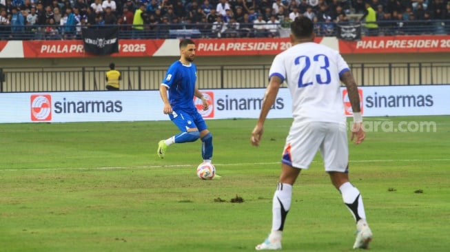 Pemain baru Persib Bandung, Luciano Guaycochea saat melawan Port FC di turnamen pramusim Piala Presiden 2025, Minggu (6/7). [Suara.com/Rahman]
