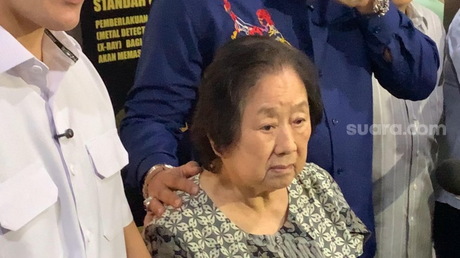 Okan Kornelius bersama tantenya Sinta Condro dan pengacara Sri Dharen di Bareskrim Polri, Senin, 7 Juli 2025. [Suara.com/Adiyoga Priyambodo]