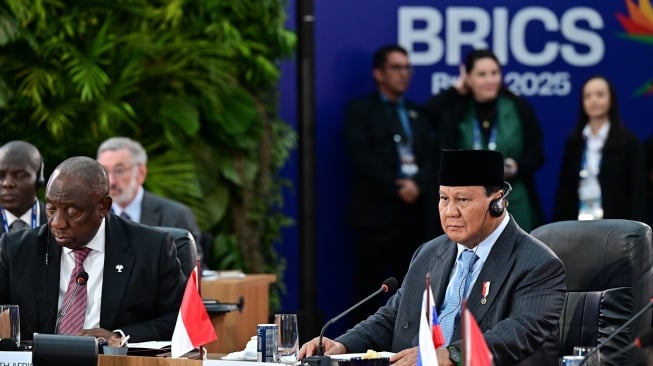Presiden Prabowo (kanan) mengikuti rapat pleno KTT BRICS Ke-17 di Rio De Janeiro, Brasil, Minggu (6/7/2025). [ANTARA FOTO/HO/Biro Pers-Muchlis jr/wpa/foc]