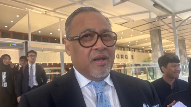 Eks Wakil Bendahara TKN Prabowo-Gibran, Raden Dato Iman Hascarya Kusumo masuk dalam daftar 24 calon dubes yang mengikuti fit and proper test di Komisi I DPR untuk penempatan di Malaysia. [Suara.com/Faqih]