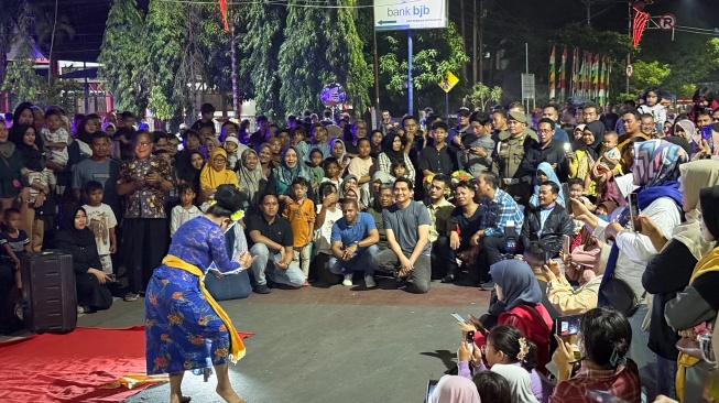 Lucky Hakim menikmati penampilan dari seorang penari di acara Car Free Night di Indramayu bersama ratusan warga. [Instagram]