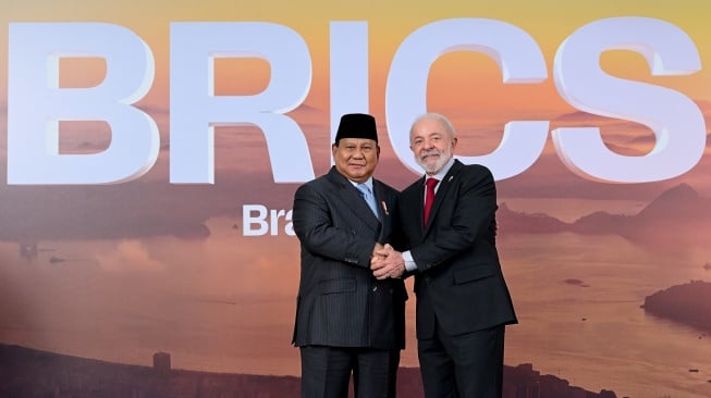 Presiden Prabowo (kiri) berjabat tangan dengan Presiden Brasil Luiz Inacio Lula da Silva saat mengikuti rapat pleno KTT BRICS Ke-17 di Rio De Janeiro, Brasil, Minggu (6/7/2025). [ANTARA FOTO/HO/Biro Pers-Muchlis jr/wpa/foc]