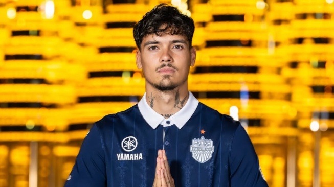 Pemain timnas Indonesia, Shayne Pattynama resmi gabung Buriram United. (Instagram Buriram United)