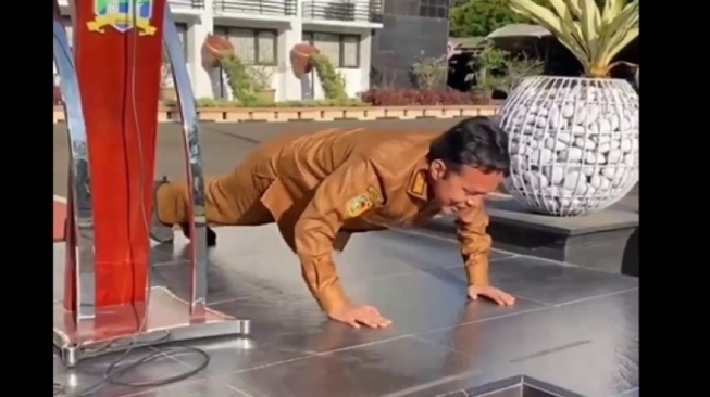 Telat Pimpin Apel Pagi, Wakil Wali Kota Serang Hukum Diri Sendiri, Push Up Depan Anak Buah