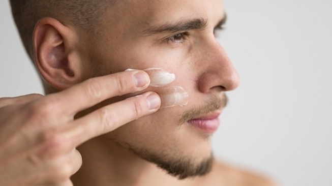 5 Rekomendasi Sunscreen Tanpa White Cast untuk Pria, Harga Mulai Rp30 Ribuan Saja