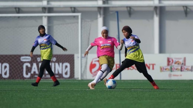 Pertandingan pertama HYDROPLUS Piala Pertiwi U14 & U16 2025 All Stars mempertemukan tim All Stars Jakarta dan All Stars Bali-Nusra bergulir di Supersoccer Arena, Kudus, Senin (7/7). [Dok. Istimewa]