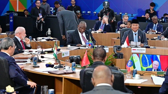 Presiden Prabowo (kanan) mengikuti rapat pleno KTT BRICS Ke-17 di Museum Seni Modern, Rio De Janeiro, Brasil, Minggu (6/7/2025). [ANTARA FOTO/HO/Biro Pers-Muchlis jr/wpa/foc]