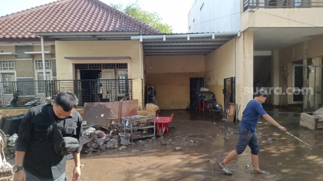 Kondisi pasca banjir di BTN Riverside Kelurahan Mayura Kota Mataram, Nusa Tenggara Barat [Suara.com/ Buniamin] 