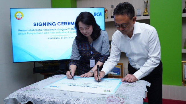 Wali Kota Pontianak, Edi Rusdi Kamtono, menandatangani nota kesepahaman (MoU) dengan PT Bank Central Asia Tbk (BCA) di Kantor Wali Kota Pontianak, Jumat (4/7/2025). (Ist)