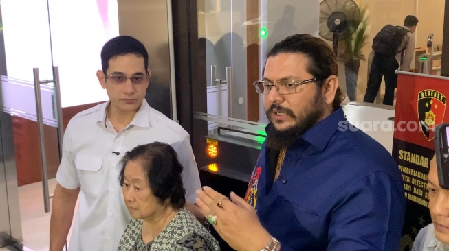 Okan Kornelius bersama tantenya Sinta Condro dan pengacara Sri Dharen di Bareskrim Polri, Senin, 7 Juli 2025. [Suara.com/Adiyoga Priyambodo]