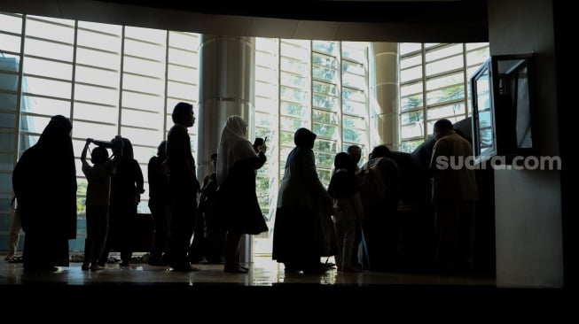 Anak-anak melihat pameran astronomi di planetarium mini, kawasan Taman Ismail Marzuki, Jakarta, Selasa (8/7/2025). [Suara.com/Alfian Winanto]